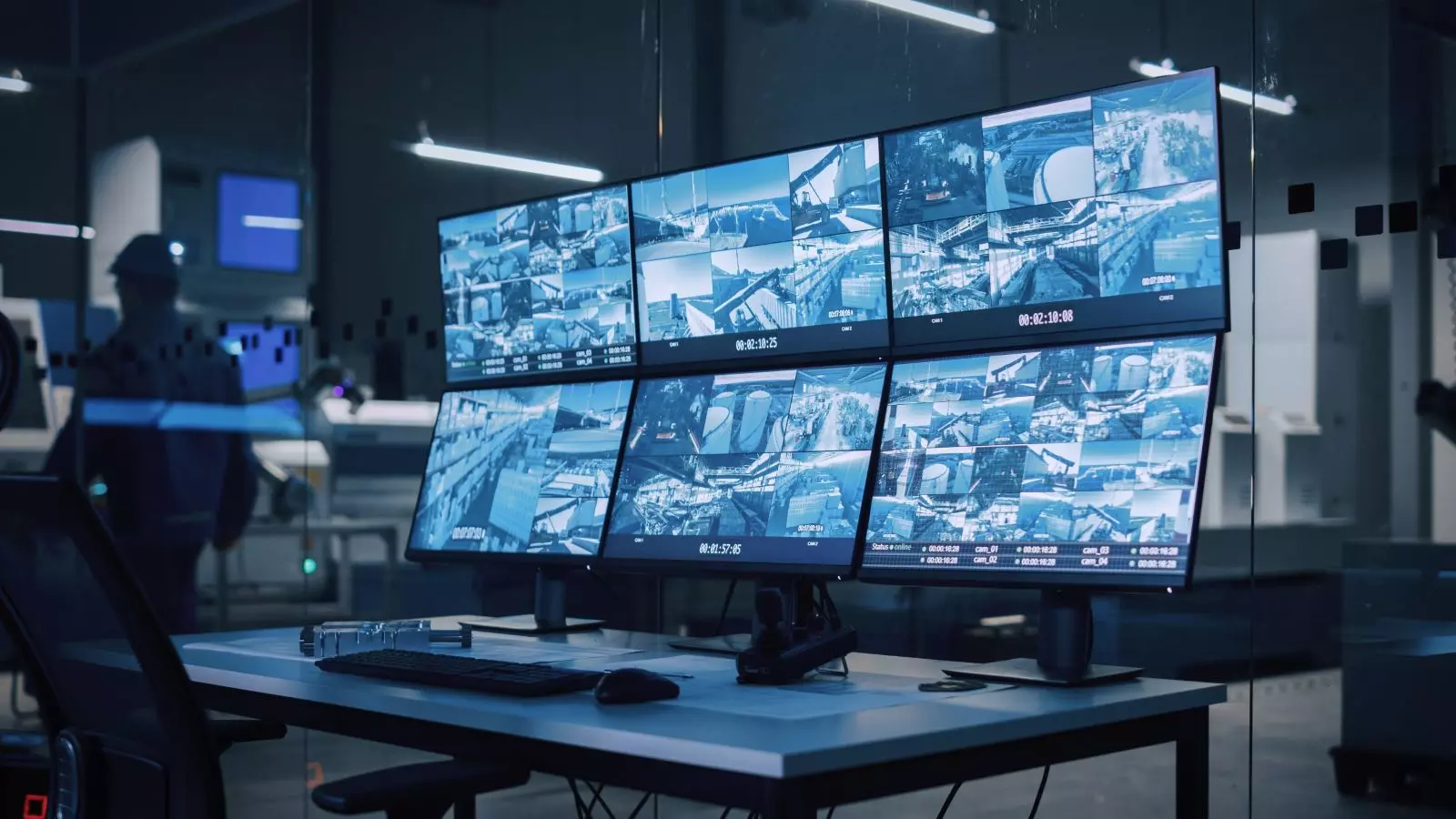 Centre de supervision avec mur d'écrans de vidéosurveillance