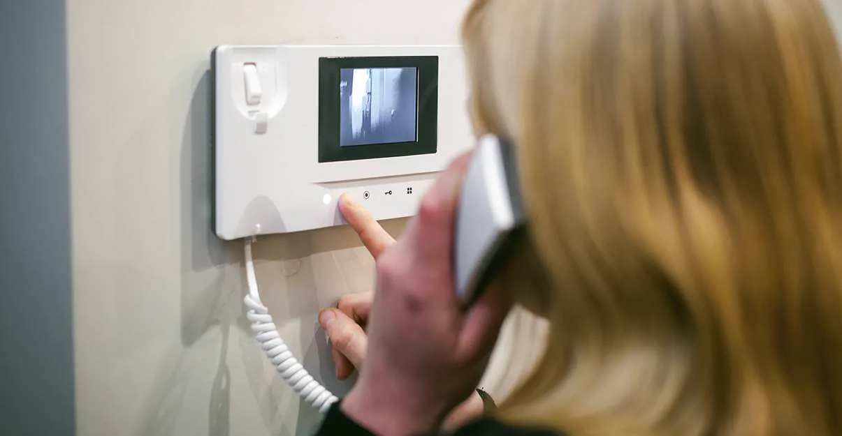 Interphone vidéo d'immeuble utilisé par une résidente